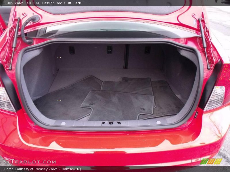 Passion Red / Off Black 2009 Volvo S40 2.4i