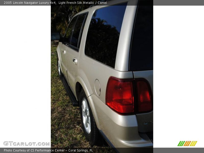 Light French Silk Metallic / Camel 2005 Lincoln Navigator Luxury 4x4