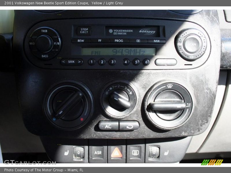 Yellow / Light Grey 2001 Volkswagen New Beetle Sport Edition Coupe