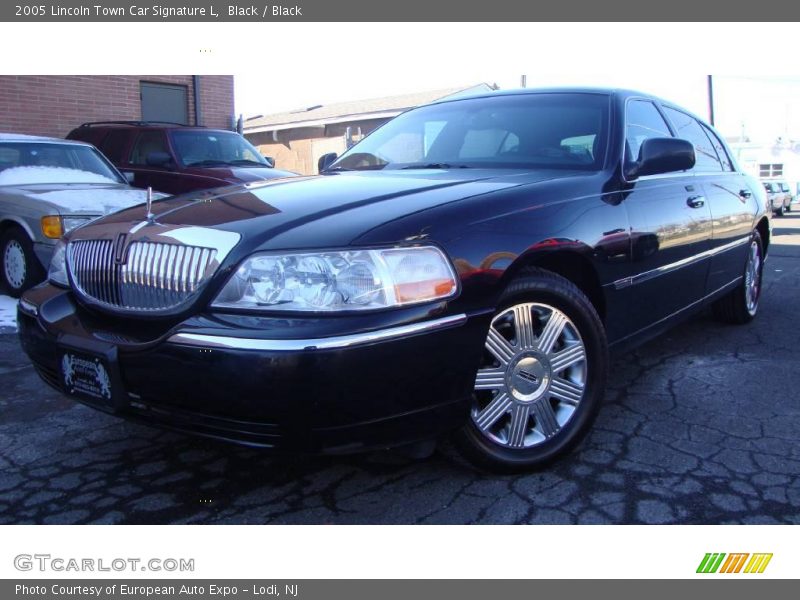 Black / Black 2005 Lincoln Town Car Signature L