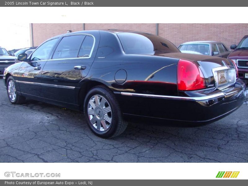 Black / Black 2005 Lincoln Town Car Signature L