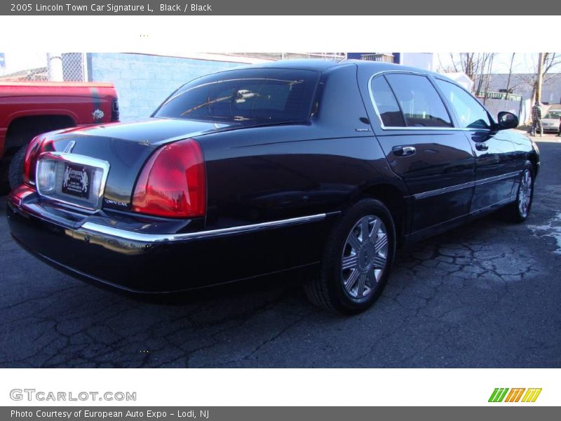 Black / Black 2005 Lincoln Town Car Signature L