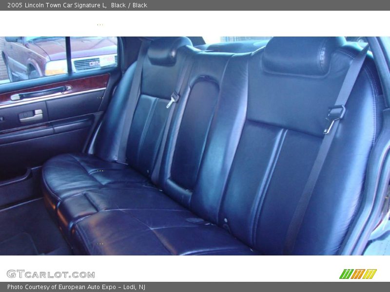 Black / Black 2005 Lincoln Town Car Signature L