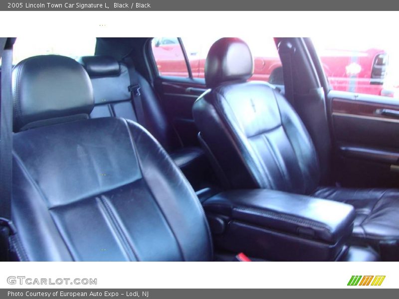 Black / Black 2005 Lincoln Town Car Signature L