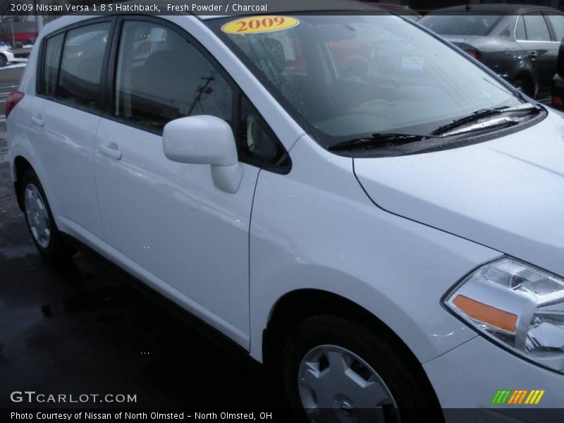 Fresh Powder / Charcoal 2009 Nissan Versa 1.8 S Hatchback