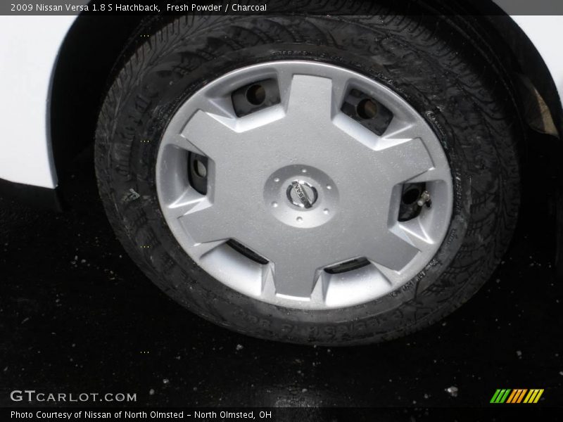 Fresh Powder / Charcoal 2009 Nissan Versa 1.8 S Hatchback