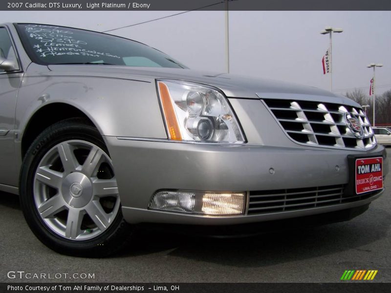 Light Platinum / Ebony 2007 Cadillac DTS Luxury