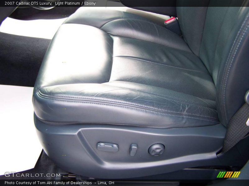 Light Platinum / Ebony 2007 Cadillac DTS Luxury