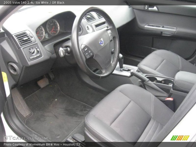 Ice White / Off Black 2005 Volvo S40 2.4i