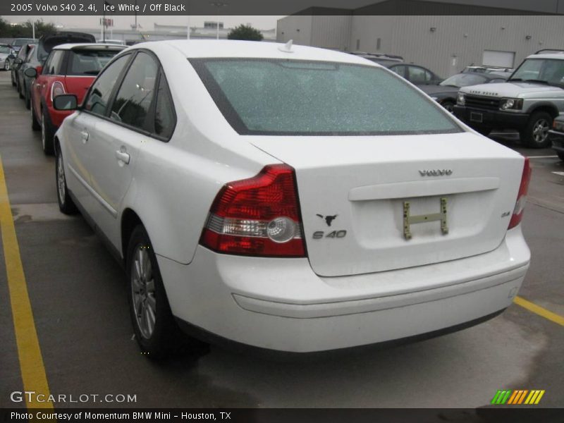 Ice White / Off Black 2005 Volvo S40 2.4i