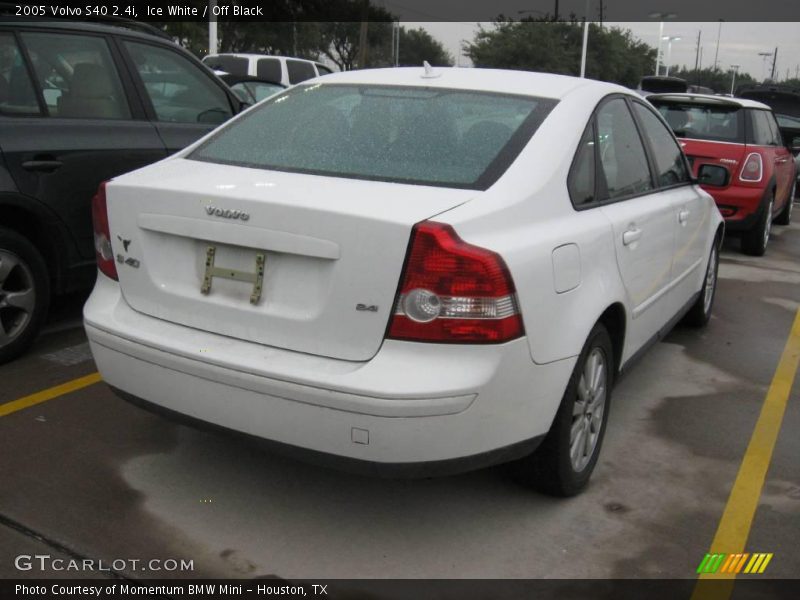 Ice White / Off Black 2005 Volvo S40 2.4i