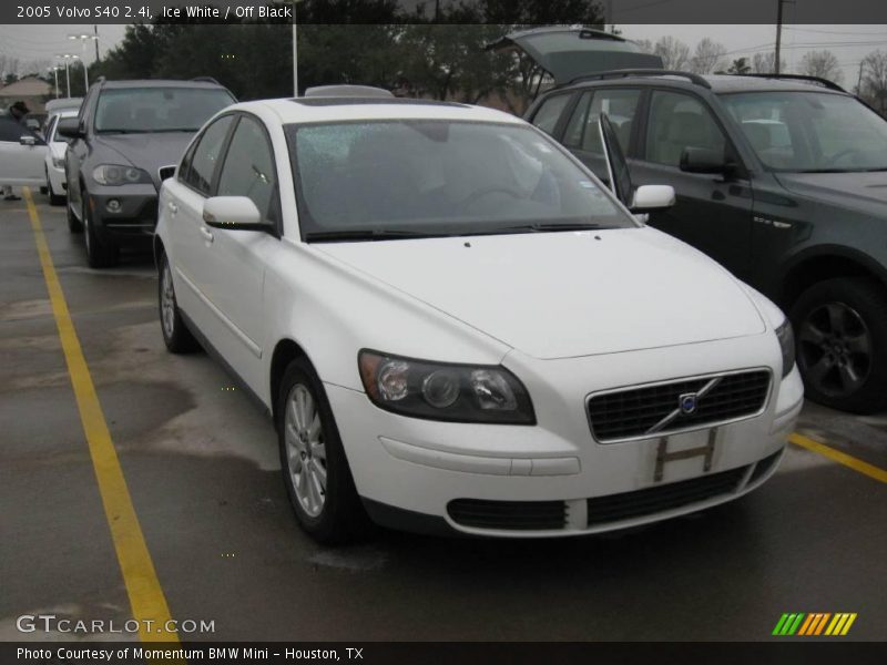 Ice White / Off Black 2005 Volvo S40 2.4i