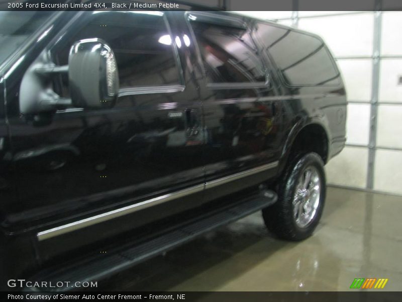 Black / Medium Pebble 2005 Ford Excursion Limited 4X4
