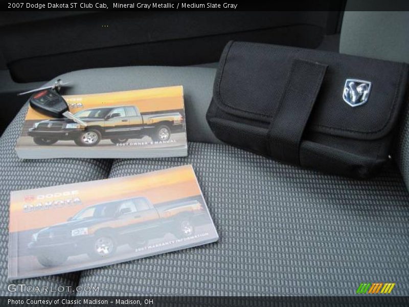 Mineral Gray Metallic / Medium Slate Gray 2007 Dodge Dakota ST Club Cab