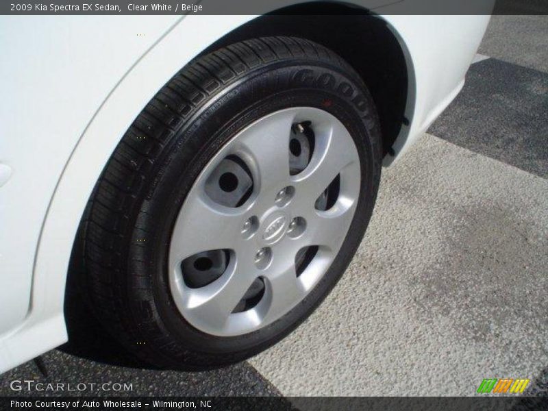 Clear White / Beige 2009 Kia Spectra EX Sedan