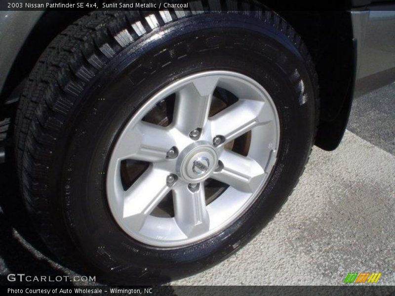 Sunlit Sand Metallic / Charcoal 2003 Nissan Pathfinder SE 4x4