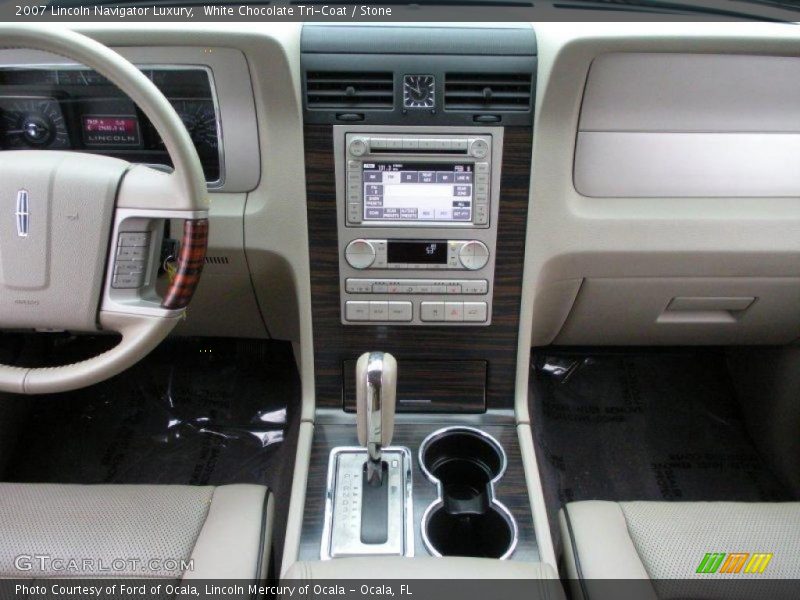 Dashboard of 2007 Navigator Luxury