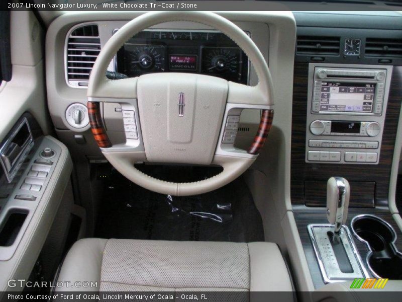 Dashboard of 2007 Navigator Luxury