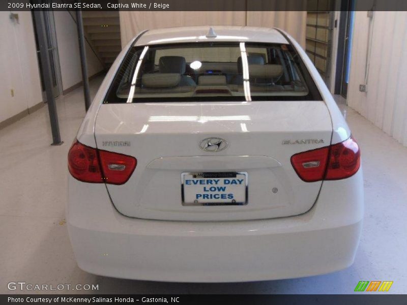 Captiva White / Beige 2009 Hyundai Elantra SE Sedan