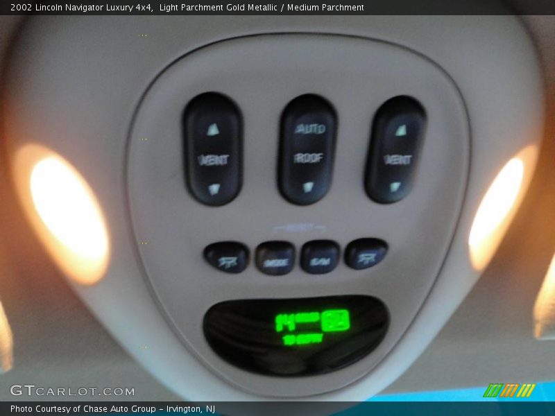 Light Parchment Gold Metallic / Medium Parchment 2002 Lincoln Navigator Luxury 4x4