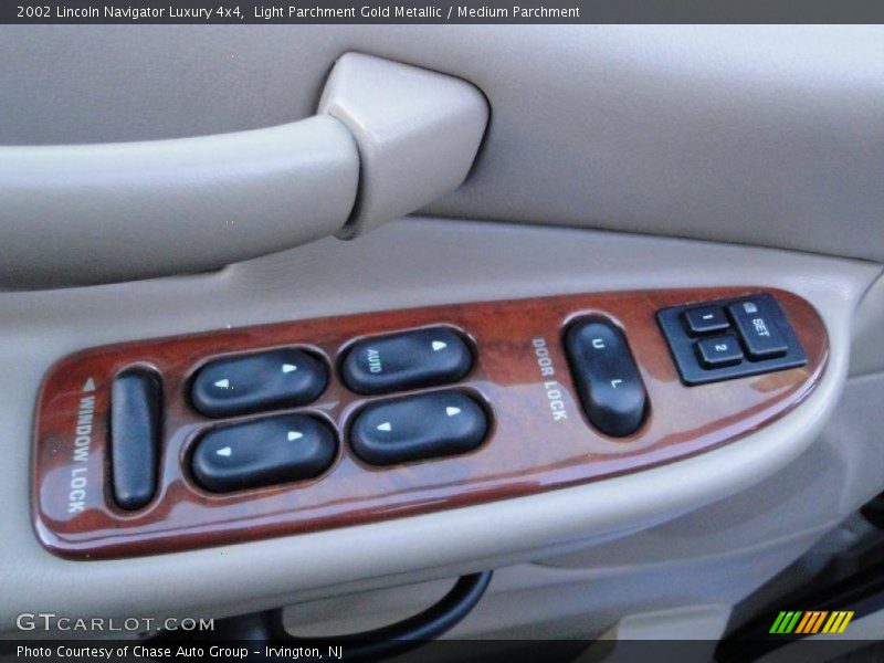 Light Parchment Gold Metallic / Medium Parchment 2002 Lincoln Navigator Luxury 4x4