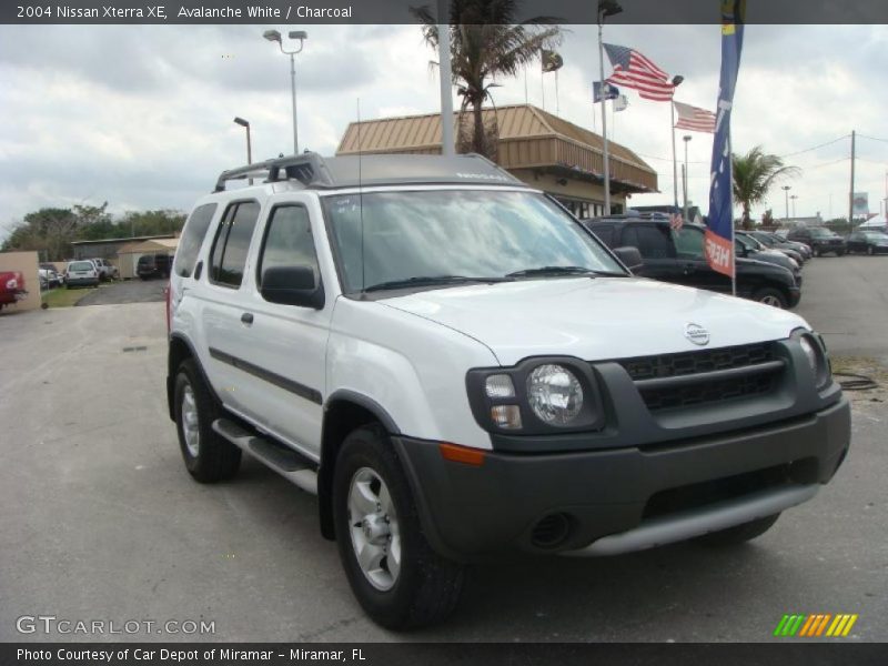 Avalanche White / Charcoal 2004 Nissan Xterra XE