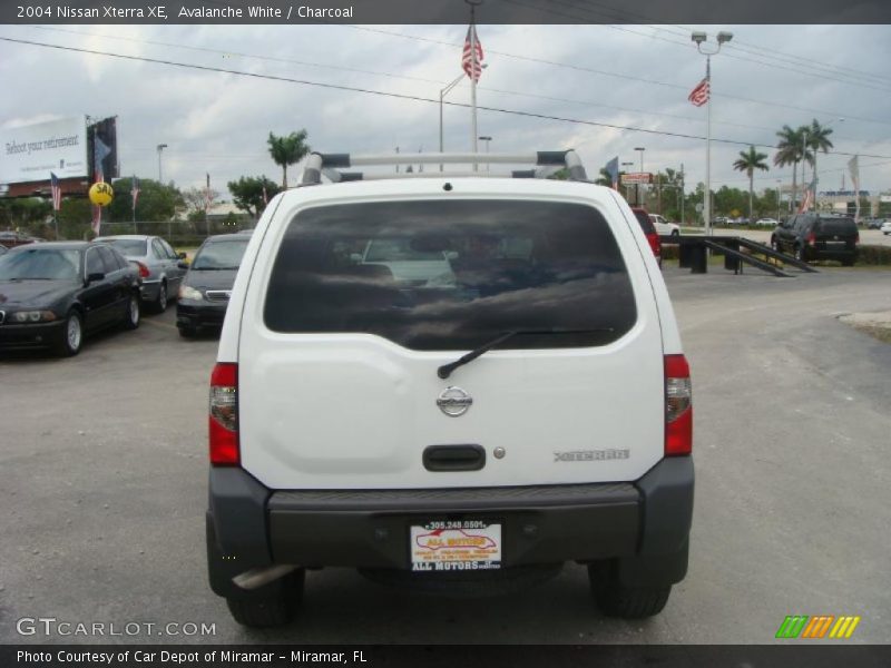 Avalanche White / Charcoal 2004 Nissan Xterra XE