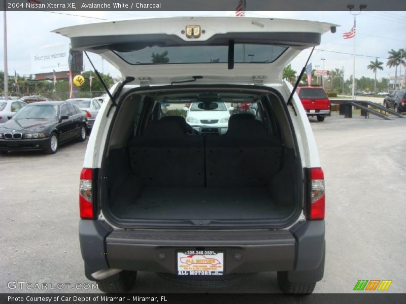 Avalanche White / Charcoal 2004 Nissan Xterra XE