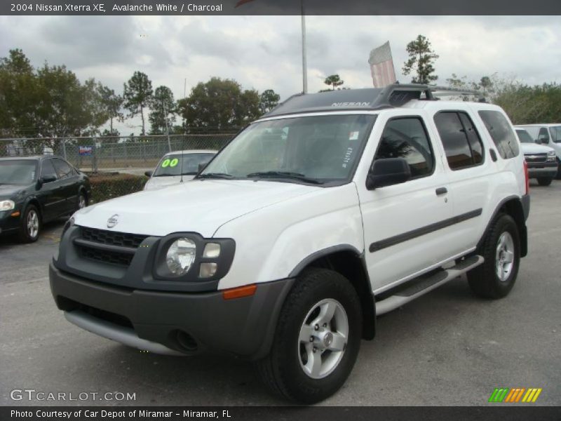 Avalanche White / Charcoal 2004 Nissan Xterra XE