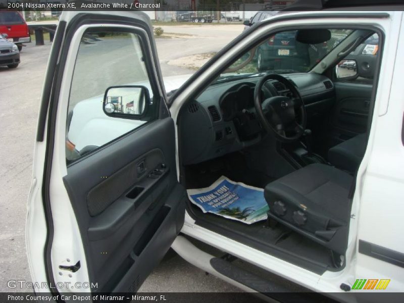 Avalanche White / Charcoal 2004 Nissan Xterra XE