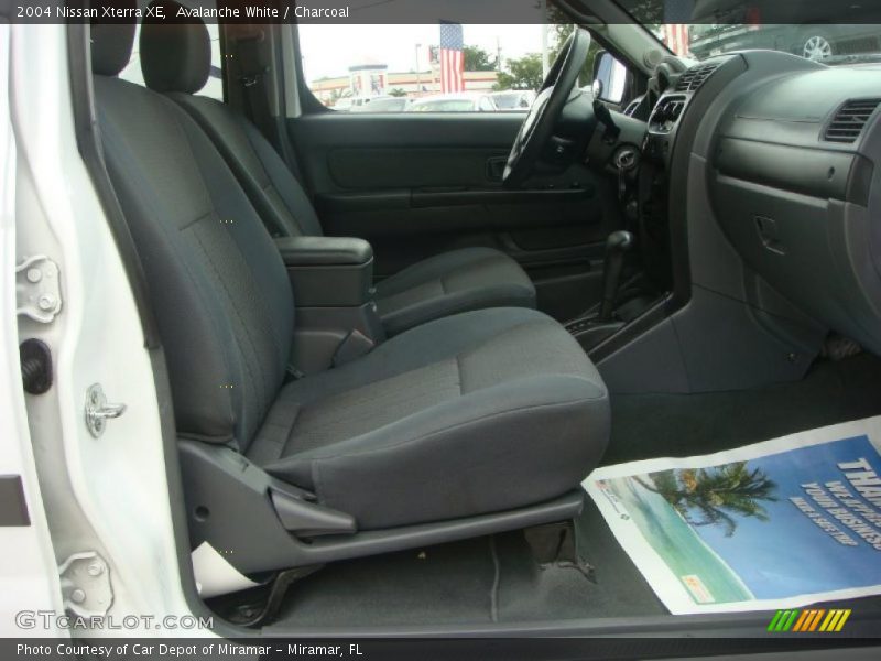 Avalanche White / Charcoal 2004 Nissan Xterra XE