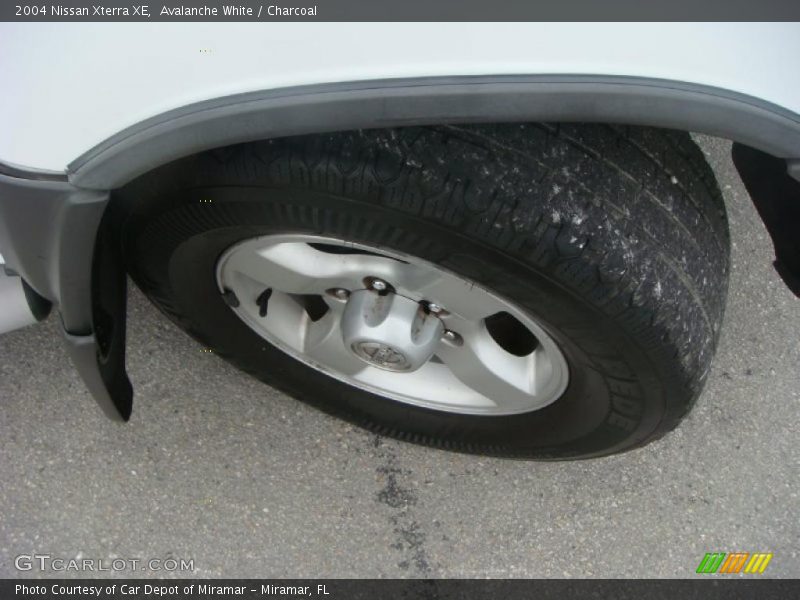 Avalanche White / Charcoal 2004 Nissan Xterra XE