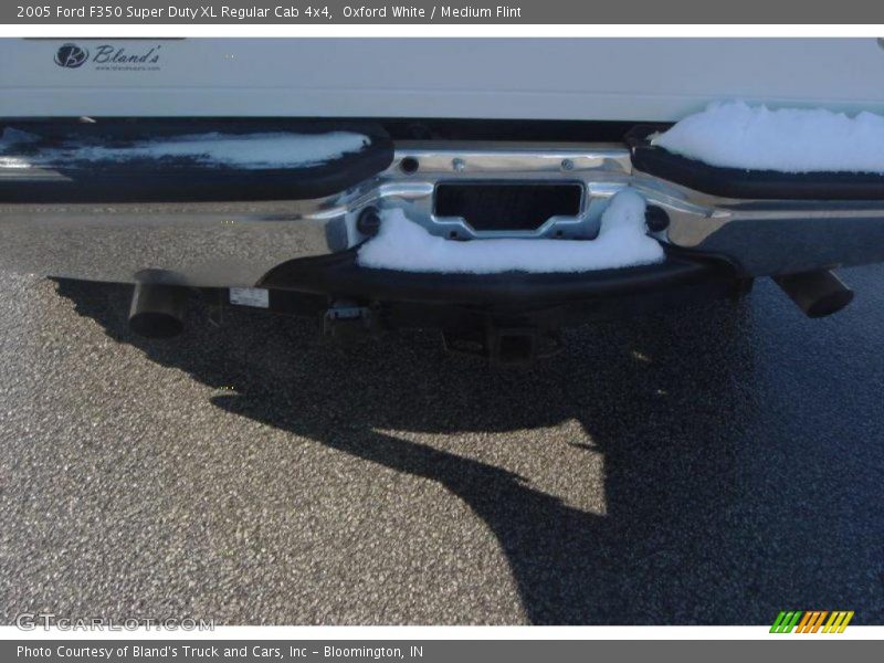 Oxford White / Medium Flint 2005 Ford F350 Super Duty XL Regular Cab 4x4