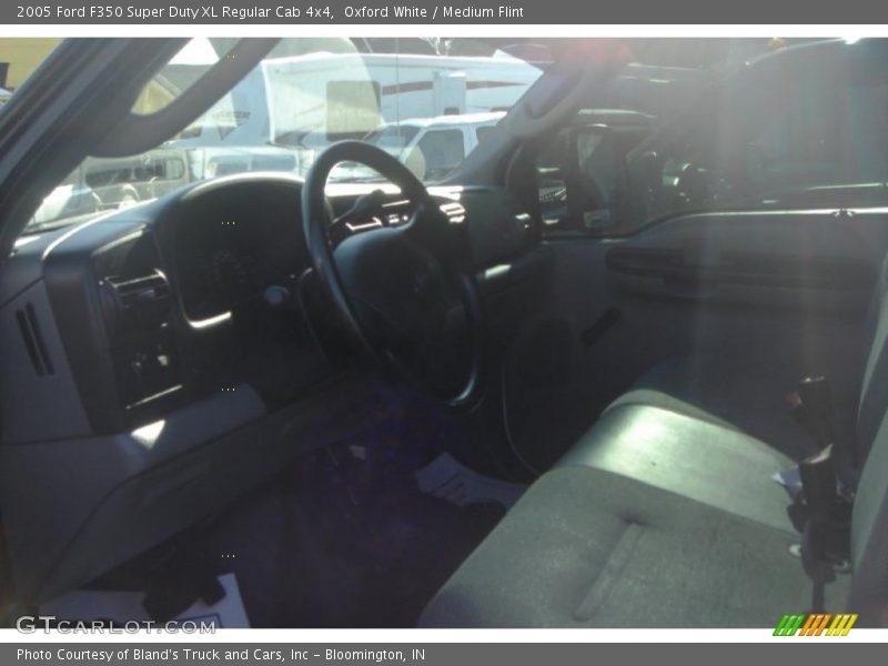 Oxford White / Medium Flint 2005 Ford F350 Super Duty XL Regular Cab 4x4