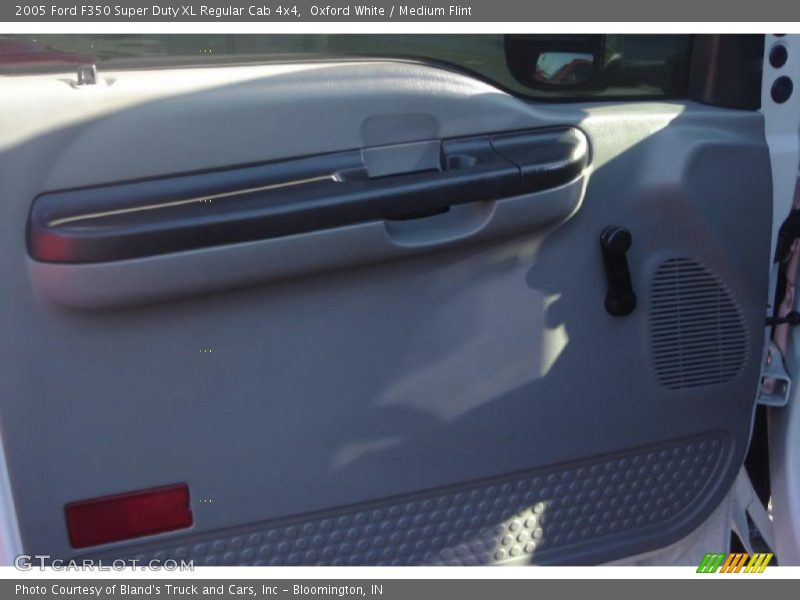 Oxford White / Medium Flint 2005 Ford F350 Super Duty XL Regular Cab 4x4