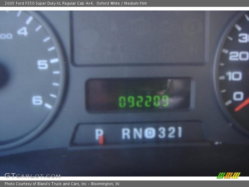 Oxford White / Medium Flint 2005 Ford F350 Super Duty XL Regular Cab 4x4