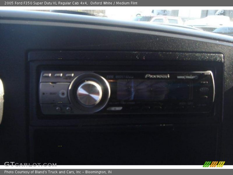 Oxford White / Medium Flint 2005 Ford F350 Super Duty XL Regular Cab 4x4