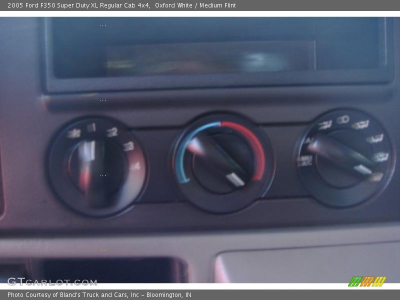 Oxford White / Medium Flint 2005 Ford F350 Super Duty XL Regular Cab 4x4