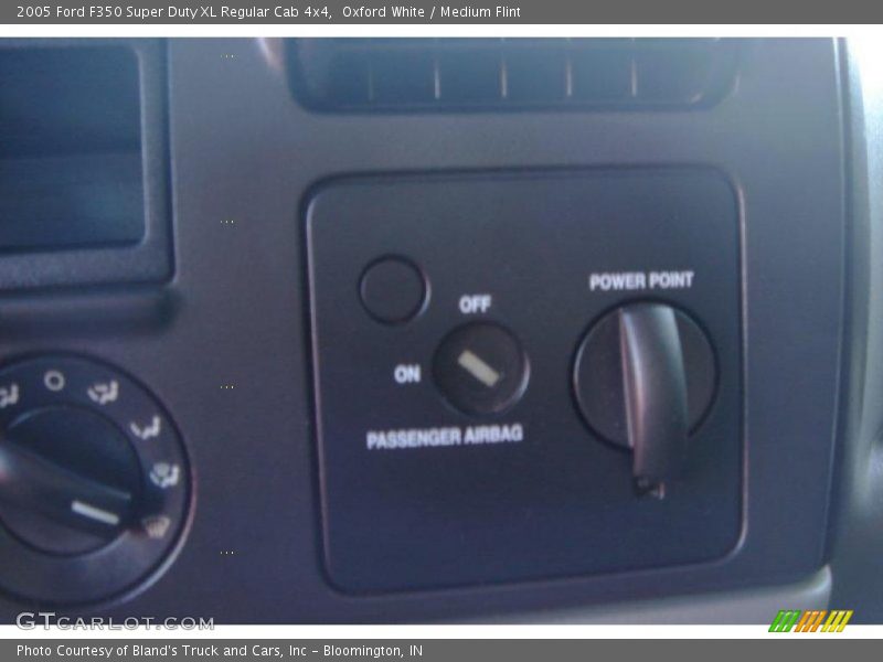 Oxford White / Medium Flint 2005 Ford F350 Super Duty XL Regular Cab 4x4