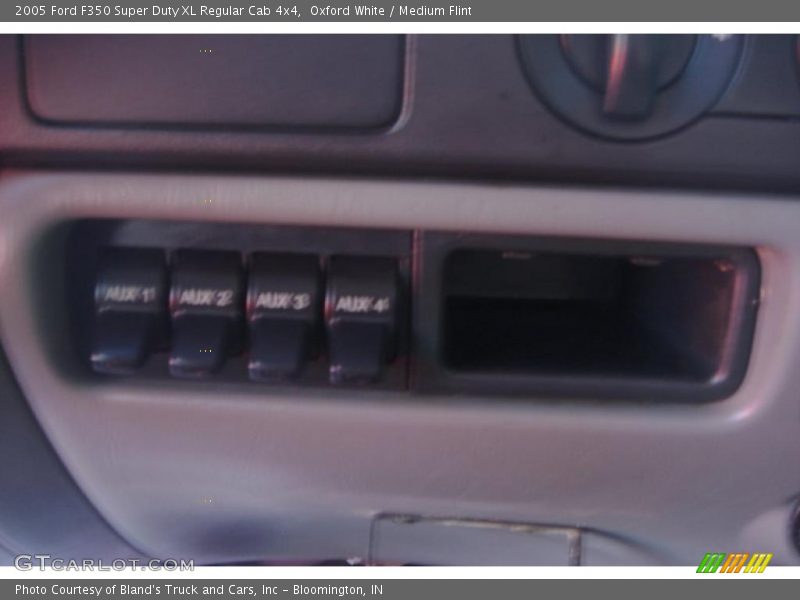Oxford White / Medium Flint 2005 Ford F350 Super Duty XL Regular Cab 4x4