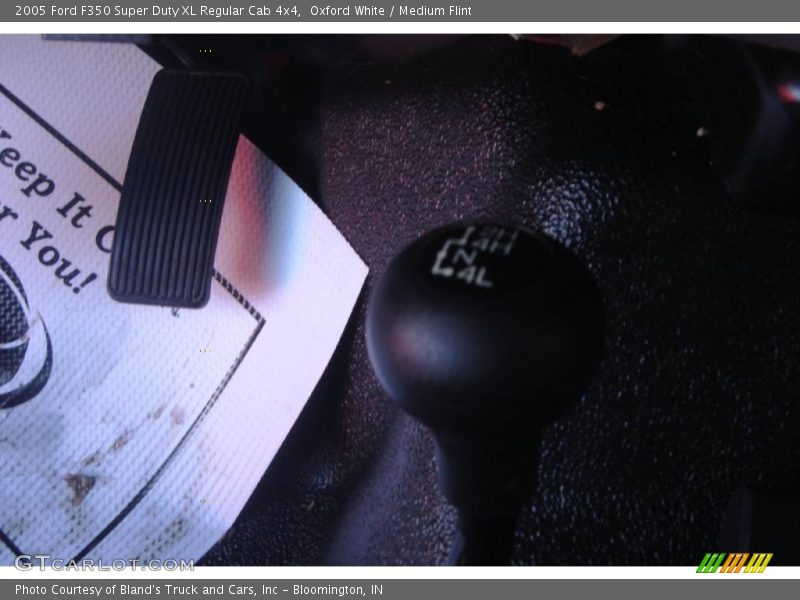 Oxford White / Medium Flint 2005 Ford F350 Super Duty XL Regular Cab 4x4
