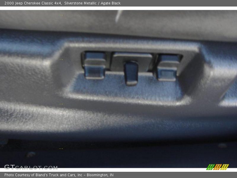 Silverstone Metallic / Agate Black 2000 Jeep Cherokee Classic 4x4