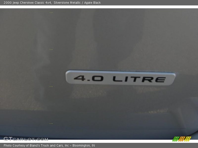 Silverstone Metallic / Agate Black 2000 Jeep Cherokee Classic 4x4
