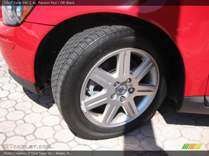 Passion Red / Off-Black 2007 Volvo S40 2.4i