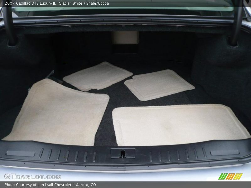 Glacier White / Shale/Cocoa 2007 Cadillac DTS Luxury II