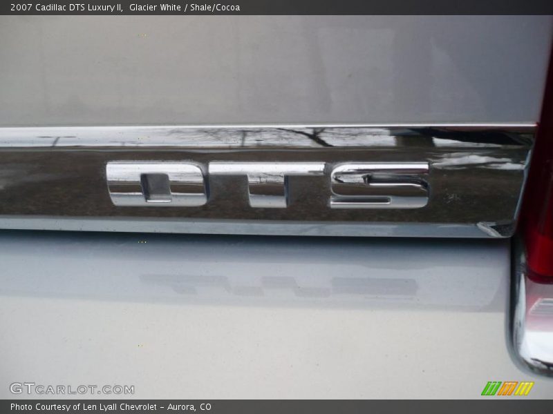 Glacier White / Shale/Cocoa 2007 Cadillac DTS Luxury II