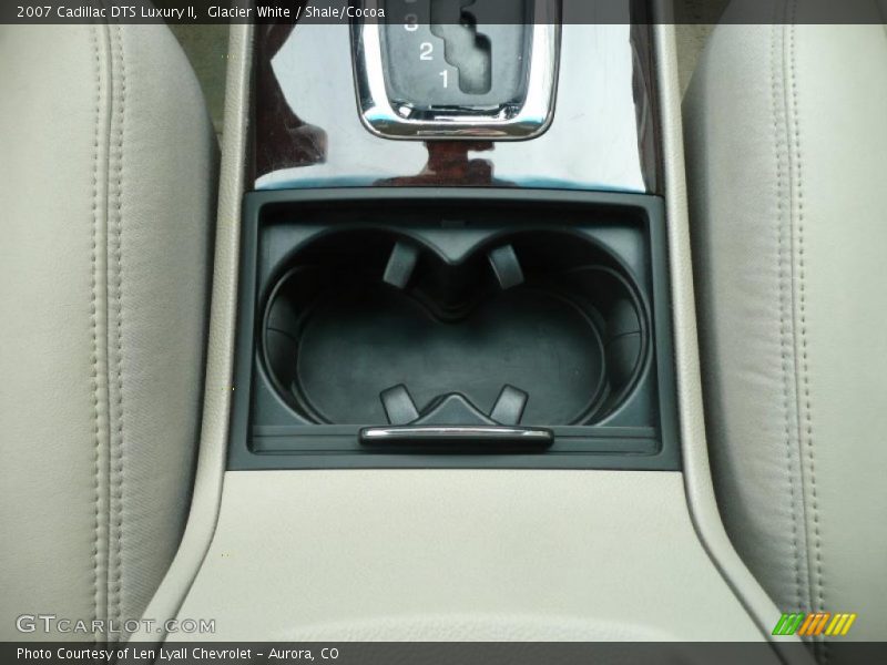 Glacier White / Shale/Cocoa 2007 Cadillac DTS Luxury II