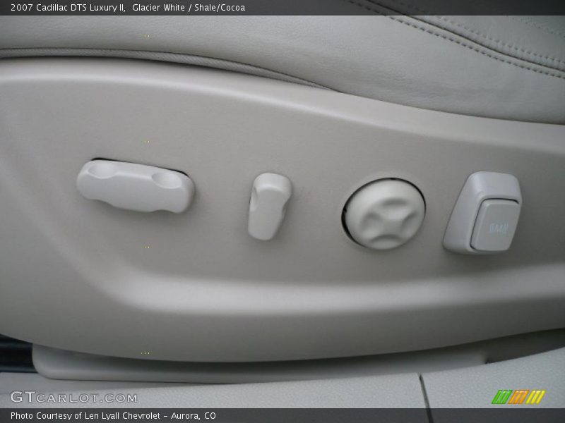 Glacier White / Shale/Cocoa 2007 Cadillac DTS Luxury II