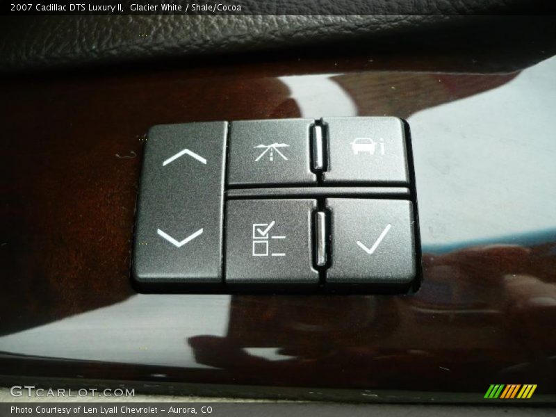 Glacier White / Shale/Cocoa 2007 Cadillac DTS Luxury II