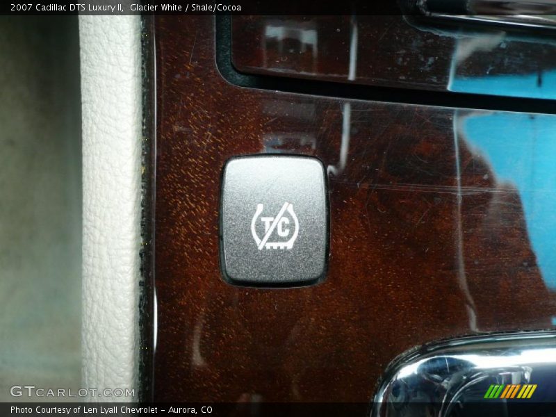 Glacier White / Shale/Cocoa 2007 Cadillac DTS Luxury II